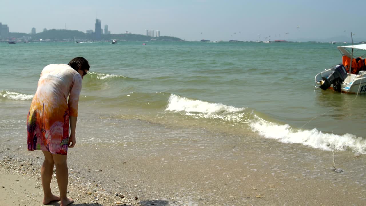 바가에서 데기를 모으는 여자