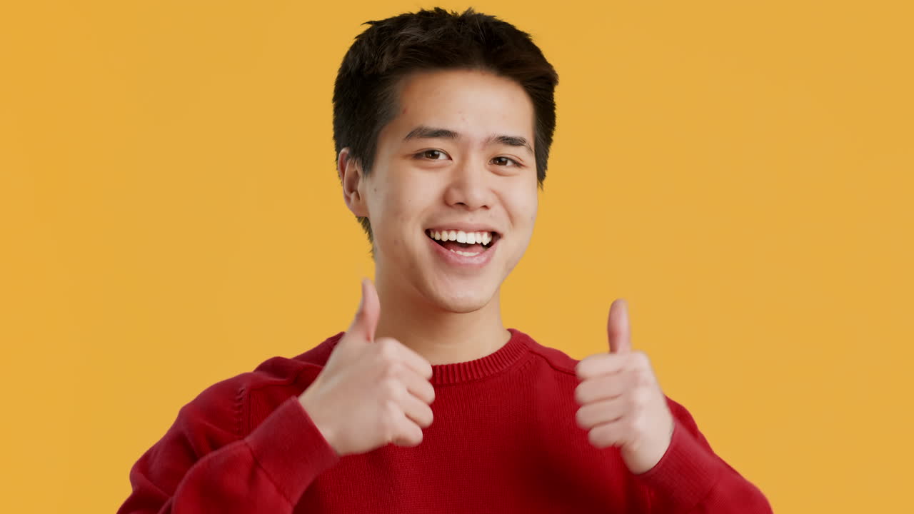 엄지 손가락을 들고 미소 짓는 남자