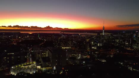Leuchten-Des-Orangefarbenen-Himmels-über-Auckland