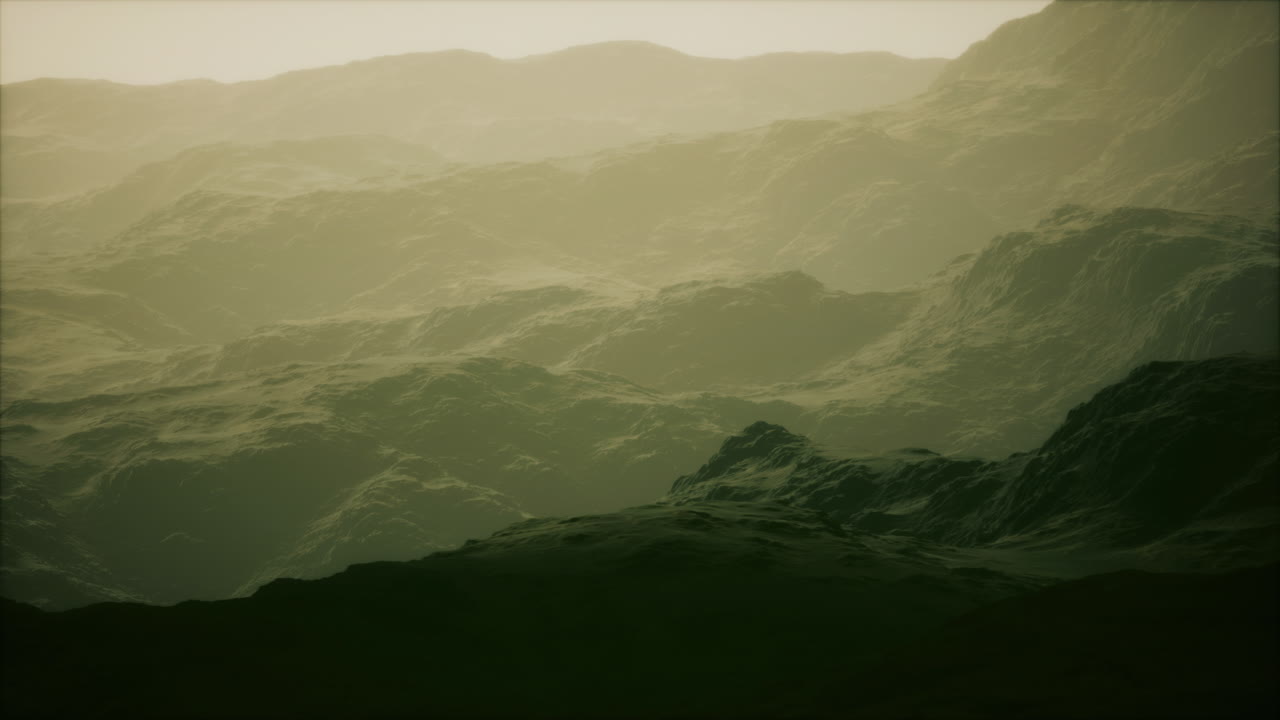 rocas y montañas en la niebla profunda