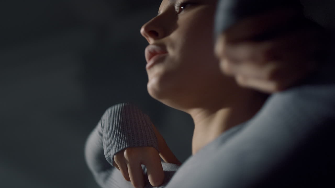 mujer preparándose para ejercicios físicos en el gimnasio. atleta femenina calentando los hombros