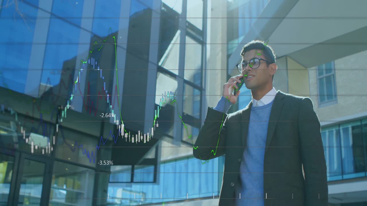 Mand løfter telefonen og taler uden for kontoret, mens han projicerer animerede søjlediagrammer, der overvåger markederne.