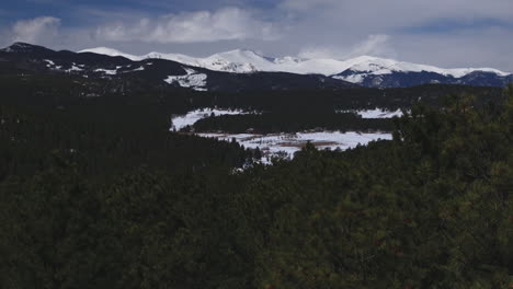 primavera montañas rocosas frente rango denver colorado monte perenne cielo azul evans marshdale conífera pequeña ciudad viento pino bosque de día soleado nieve derrite paisaje aéreo drone movimiento hacia arriba