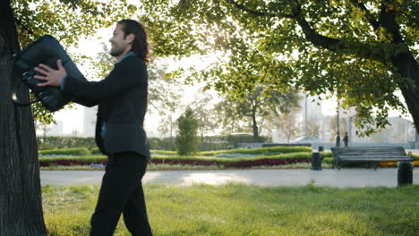 un hombre de negocios caminando por un parque.