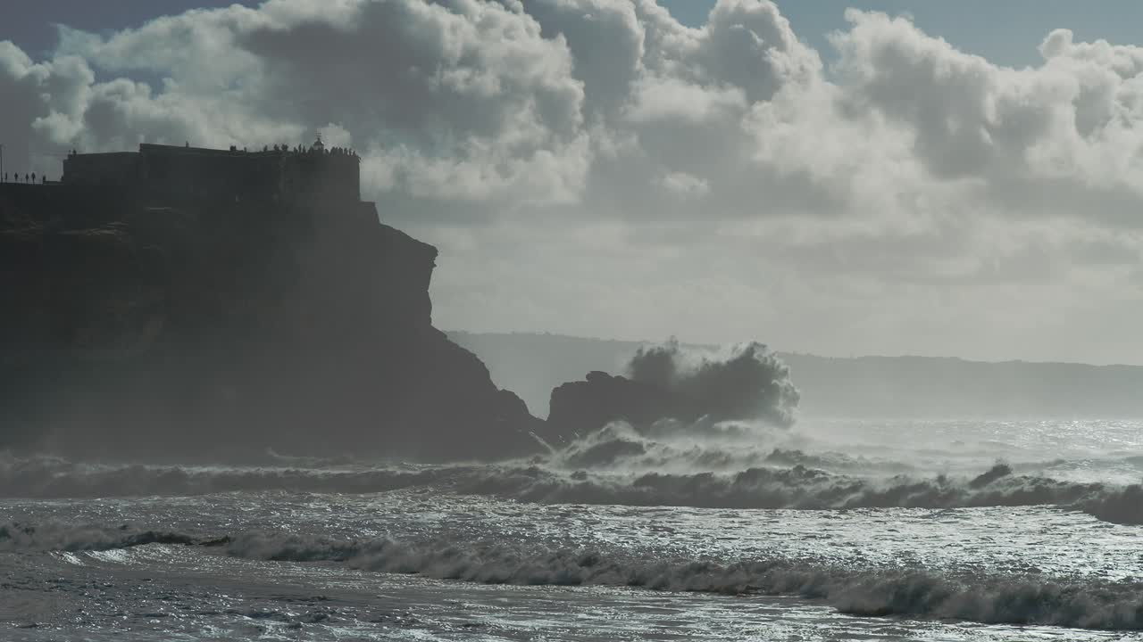 farol da nazaré fortress 아름다운 영화적 슬로우 모션 샷으로 바위에 파도 충돌