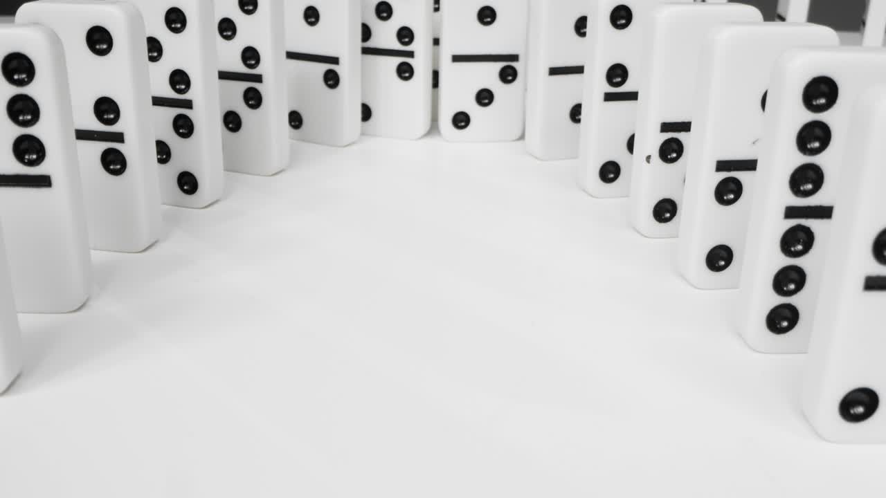 떨어지는 일부 도미노의 추적 샷