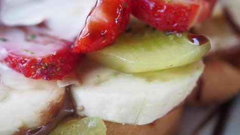 primer plano de un delicioso waffle con fruta