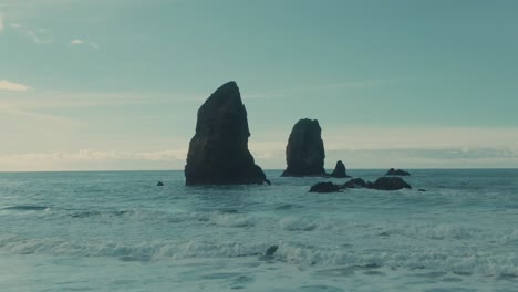 Rocas-Aéreas-De-4k-En-El-Carro-De-Drones-Del-Océano-Pacífico-En