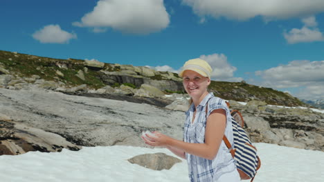 Eine-Frau-Hat-Spaß-Auf-Den-Schneeresten-An-Einem-Sommertag-Die-Erstaunliche-Natur-Norwegens