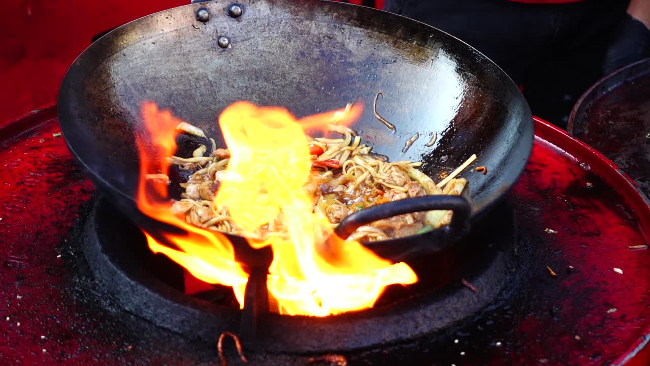 Cucina asiatica. Cottura nel wok. Rallentatore.