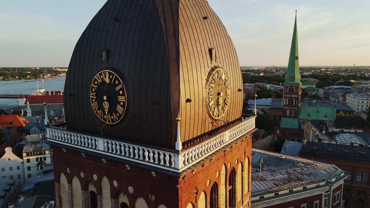 Torre della Cattedrale di Riga catturata durante l'ora d'oro con il paesaggio urbano sullo sfondo