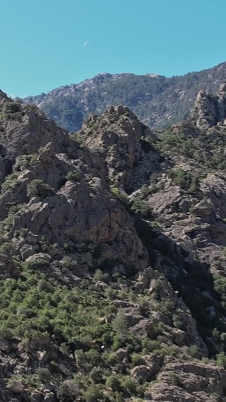 Paesaggio montano in Corsica, Francia, durante una giornata di sole