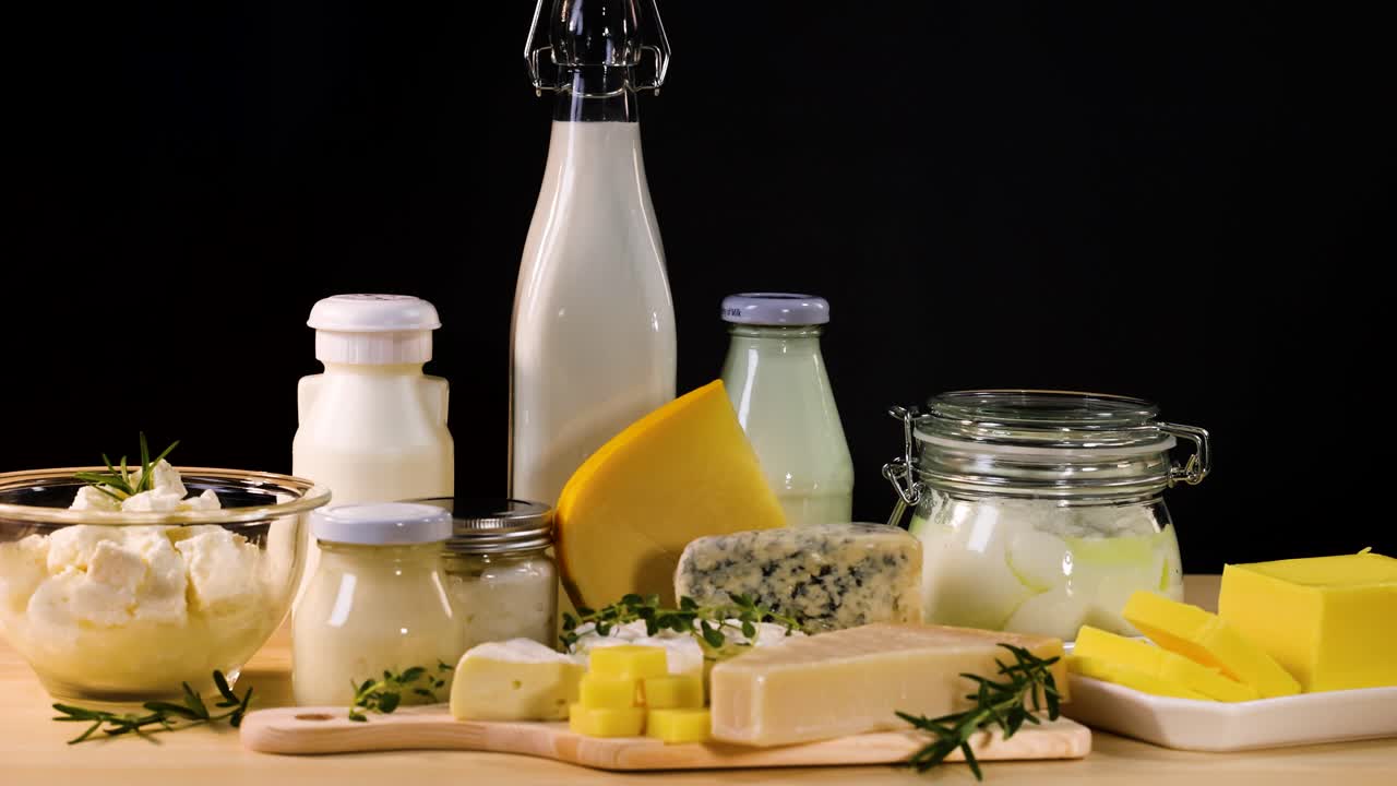 varios productos lácteos dispuestos en una mesa