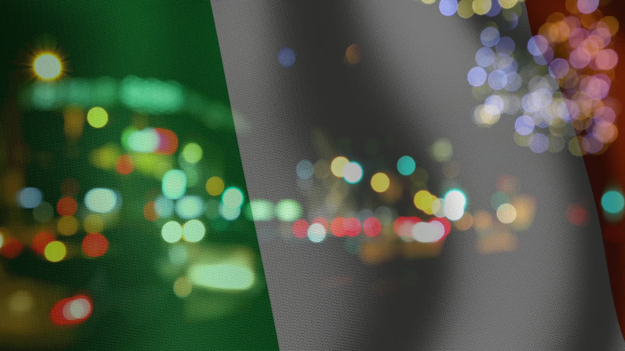 animación de la bandera italiana sobre las luces de la ciudad por la noche, creando una atmósfera vibrante