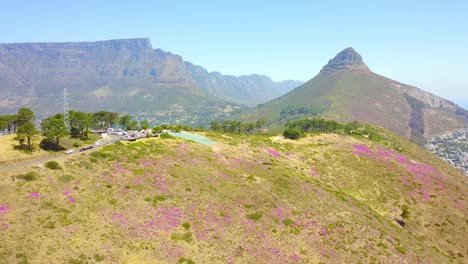 Drohnenantenne-über-Gleitschirmfliegen-Und-Gleitschirmflieger-Mit-Löwenkopf-Kapstadt-Südafrika-Im-Hintergrund