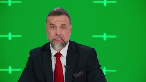 뉴스 tv 스튜디오 녹색 스크린 배경으로 생방송 뉴스 프로그램: 남성 진행자 보고, 대화 및 듣기. 텔레비전 케이블 채널 커. 네트워크 방송 모의 재생. 정적 매체