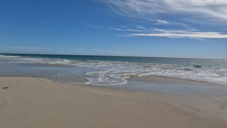 Calma-Del-Océano-Índico-Y-Aves-Marinas-Volando-Bajo,-Playa-Mindarie-Perth,-Australia