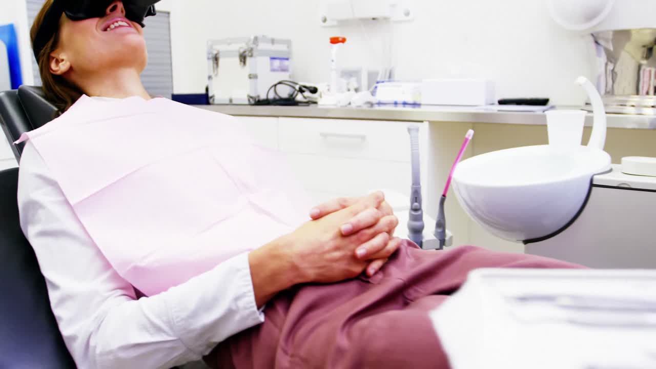 paciente femenina que utiliza la realidad virtual