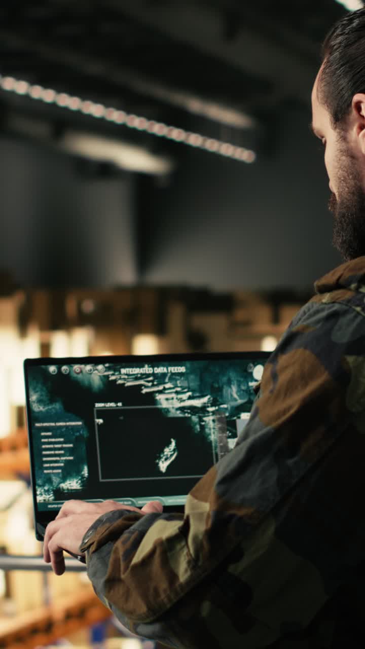 Vertikal video af voksen mandlig soldat, der overvåger operationelle aktiviteter på militærbase