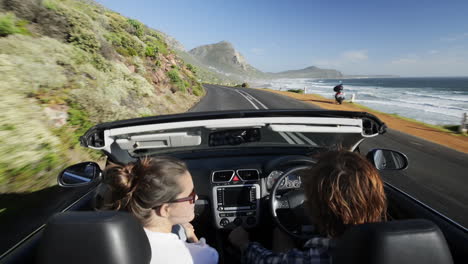 una joven pareja enamorada disfrutando de un viaje por carretera