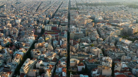 Vista-Aérea-De-Calles,-Edificios-Y-Monumentos-En-La-Ciudad-De-Atenas,-Grecia