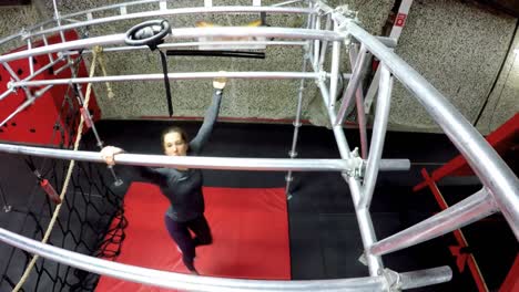 mujer realizando ejercicios de barra de mono en el gimnasio de fitness 4k