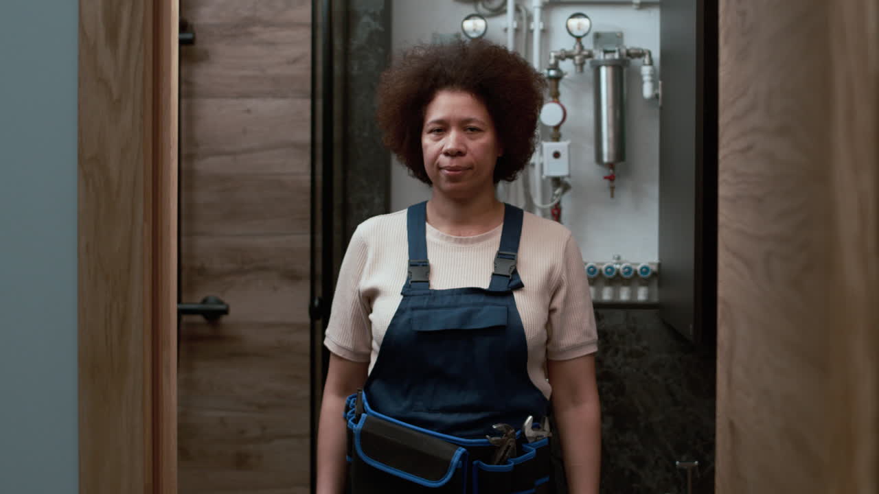 el fontanero sonriendo en el baño