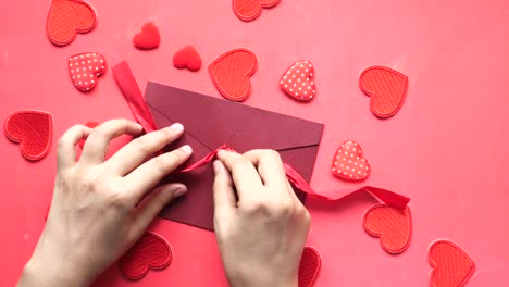 preparando una carta de amor para el día de san valentín