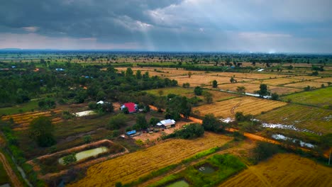 Drone-Seco-Paisaje-Camboyano-Asiático-Atardecer-Paisaje-Selva-Cinematográfico-Aéreo-Paso-Elevado