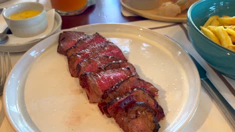 Leckeres-Rinderfiletsteak-Mit-Pommes-Frites-Im-Restaurant-Bibo-Beach-House-Tarifa,-Tapas-Von-Dani-Garcia-In-Spanien,-4K-Aufnahme