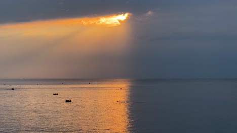 espectacular puesta de sol dorada y silueta de buceador emergiendo