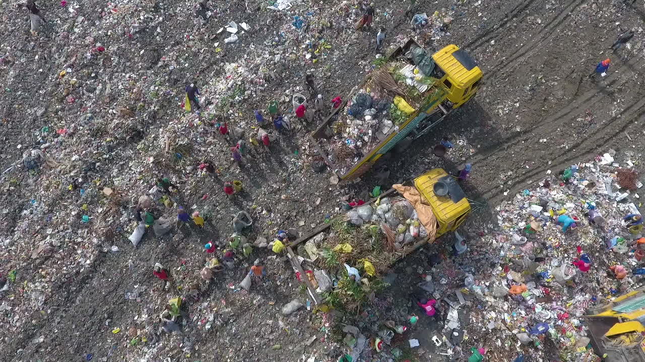 верхний снимок самосвала, оставляющего мусор для мусорщиков на свалке пайатас
