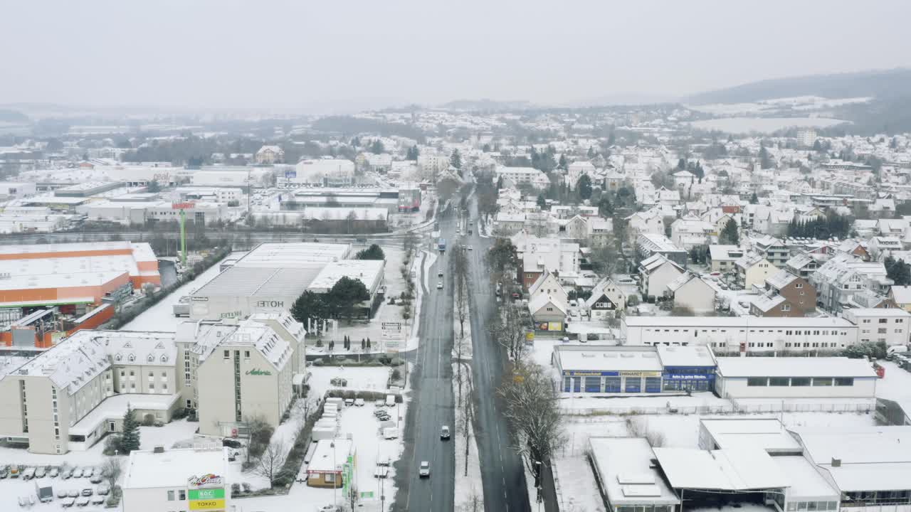 폭설 속에서 겨울 동안 학생 도시 괴팅겐의 드론 공중 전망
