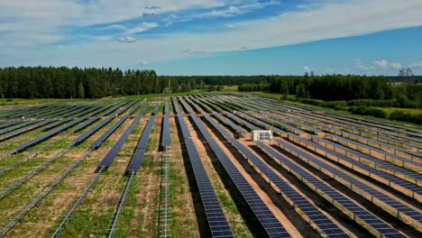 Toma-Aérea-Con-Dron-En-Time-lapse-De-Un-Campo-De-Paneles-Solares-En-Medio-De-Un-Campo-Abierto