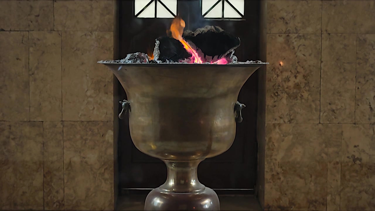Fuoco in un'urna decorativa di metallo.