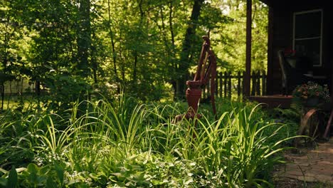 Roter-Brunnen,-Umgeben-Von-üppigem-Grünem-Laub-Mitten-Im-Wald