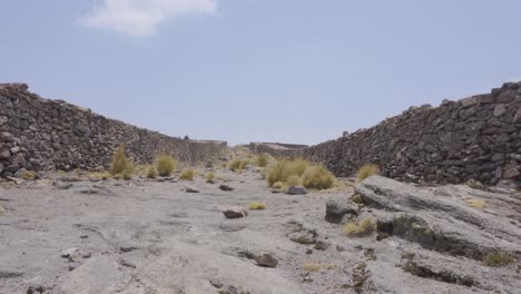 Vertikale-Aufnahme-Eines-Hispanischen-Wanderers-Auf-Dem-Gipfel-Des-Mount-Tlaloc-In-Mexiko