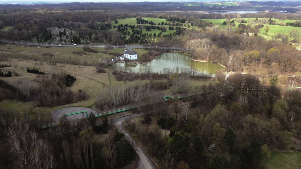 세인트의 기울어진 교회 주위의 풍경