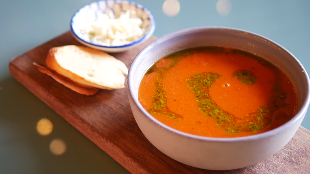sopa de tomate con croutons y ajo