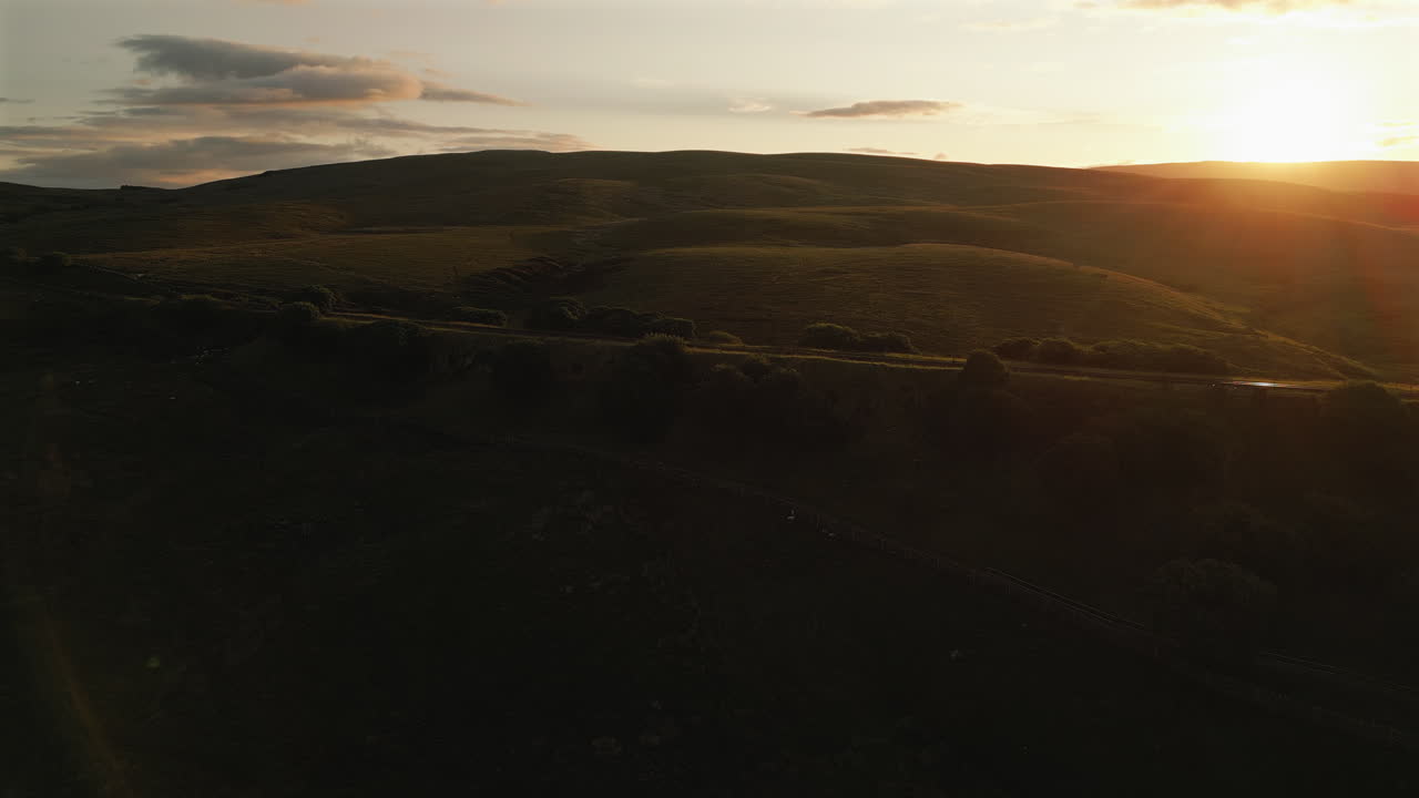해가 뜨는 시점 에 리블헤드 다리 근처 의 철도 노선 의 공중 드론 촬영