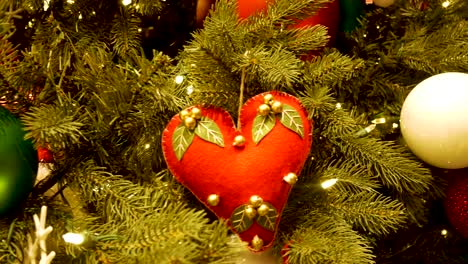 árbol de navidad hermosamente decorado - primer plano de una toma lenta y deslizante