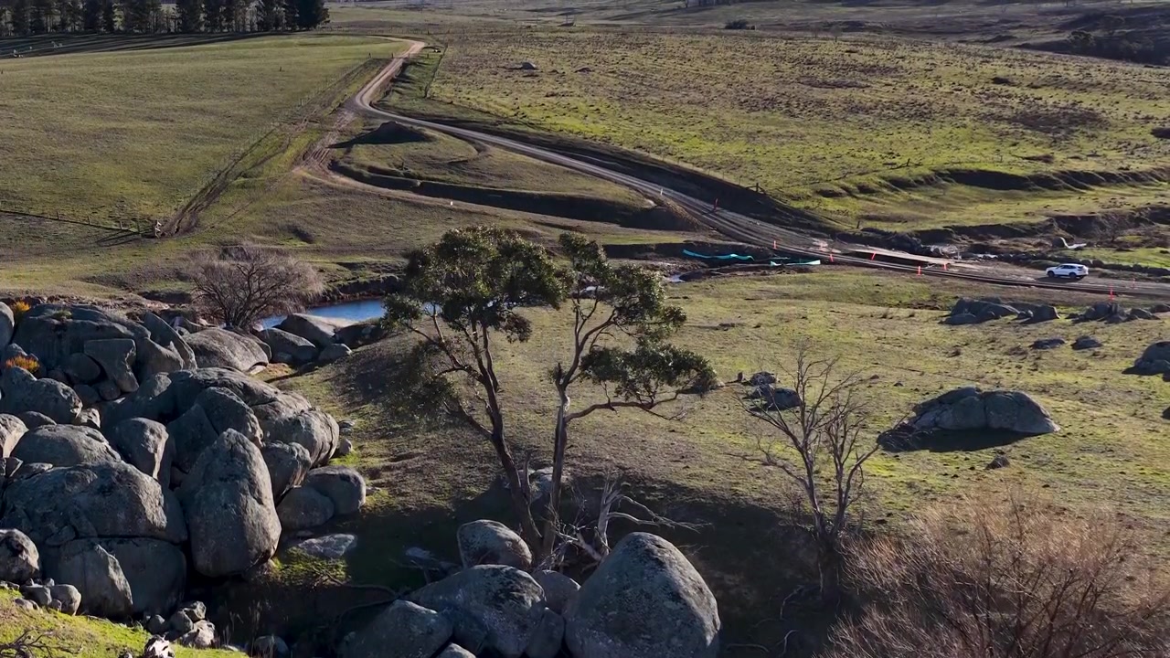 Droneoptagelse af granitklippeformationer og eukalyptustræer i landlige New South Wales, Australien