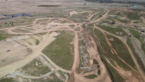 草原城 (prairie city) 位於加利福尼亞州內華達山脈底部的非高速公路汽車休<unk>場