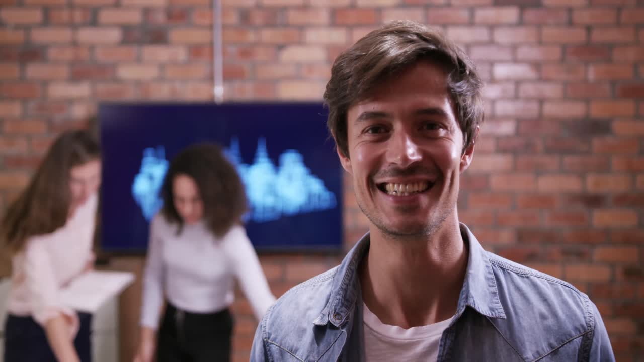 hombre de negocios creativo sonriendo en una oficina moderna