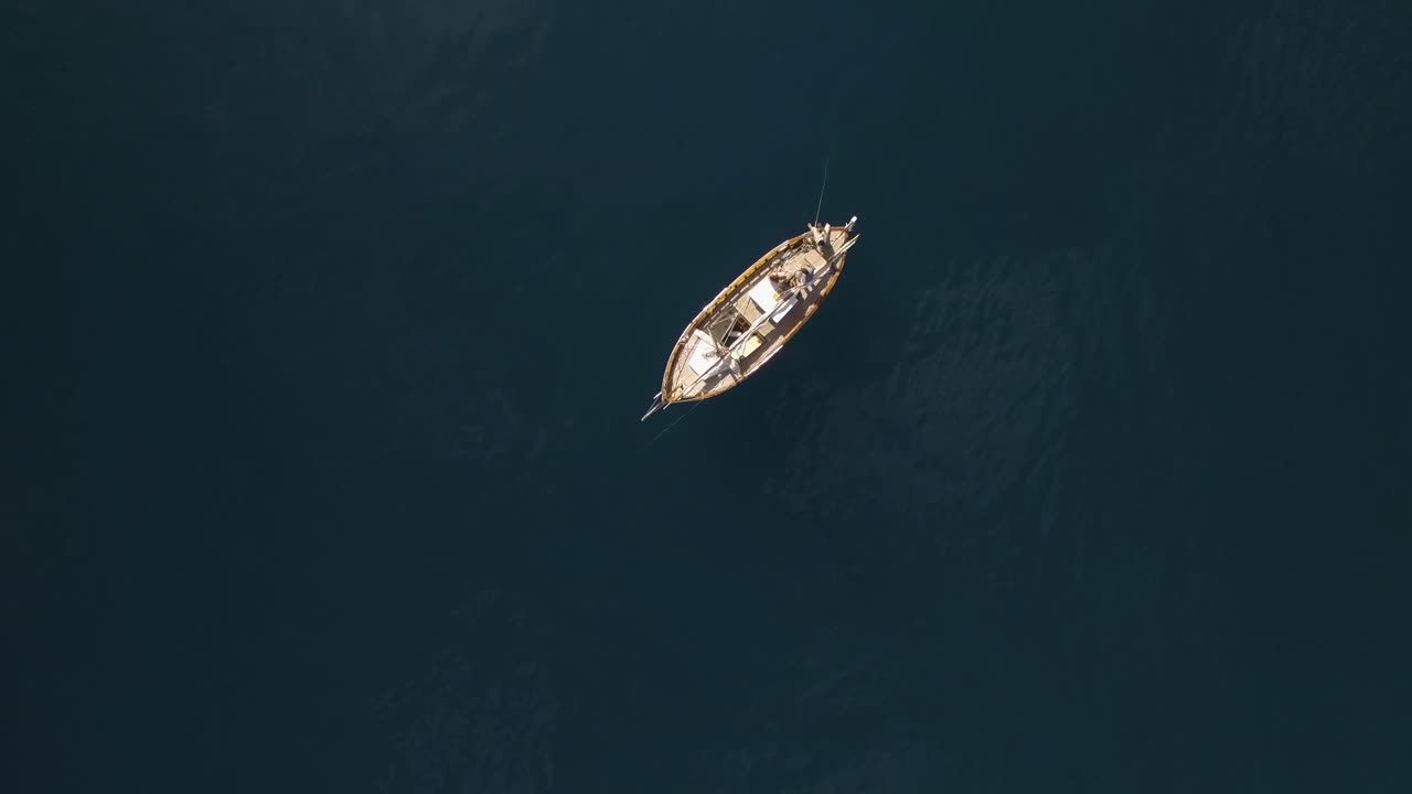 imágenes de drones súper atractivas de un barco en el mar