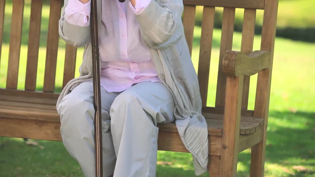 ⁇ 는 지 ⁇ 이 를 들고 생각 하는 노인 여자