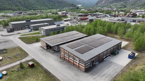 moderno edificio de oficinas y almacenes con paneles de slar en la zona industrial de gaupne, noruega - producción de energía sostenible en las empresas