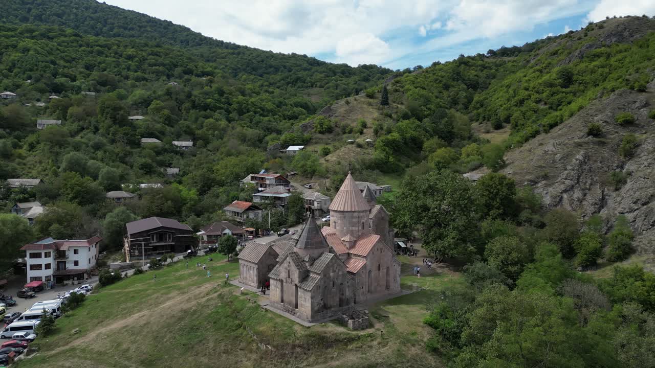 retiros aéreos bajos desde el monasterio de piedra goshavank en gosh, armenia
