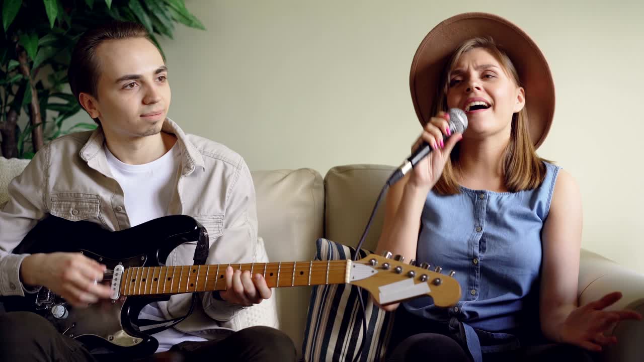 음악 그룹의 친구들이 노래하고 키보드와 전기 기타를 연주하며 공연을 준비하고 있습니다. 음악과 우정 개념.