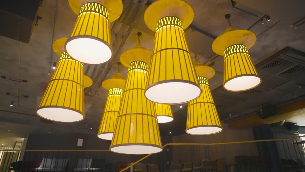 레스토랑에서 노란색 램프를 매달고